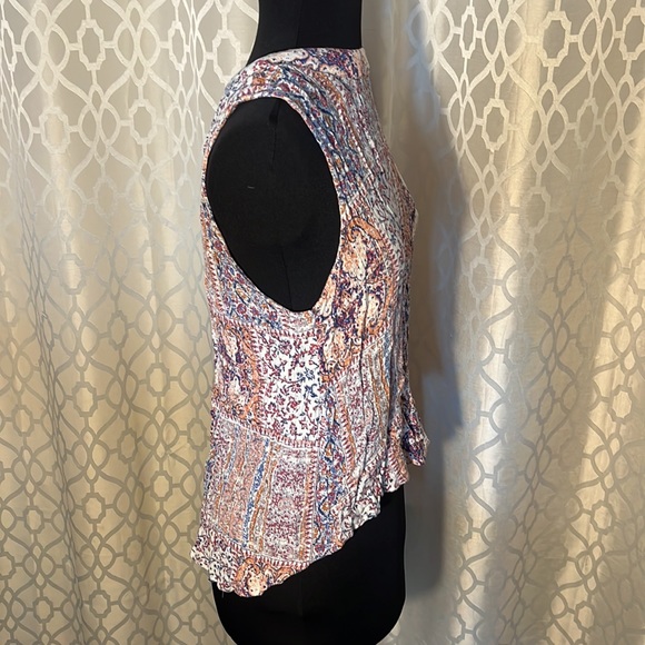 Womens patterned sleeveless top with button on back. Elodie Size M - Picture 6 of 9